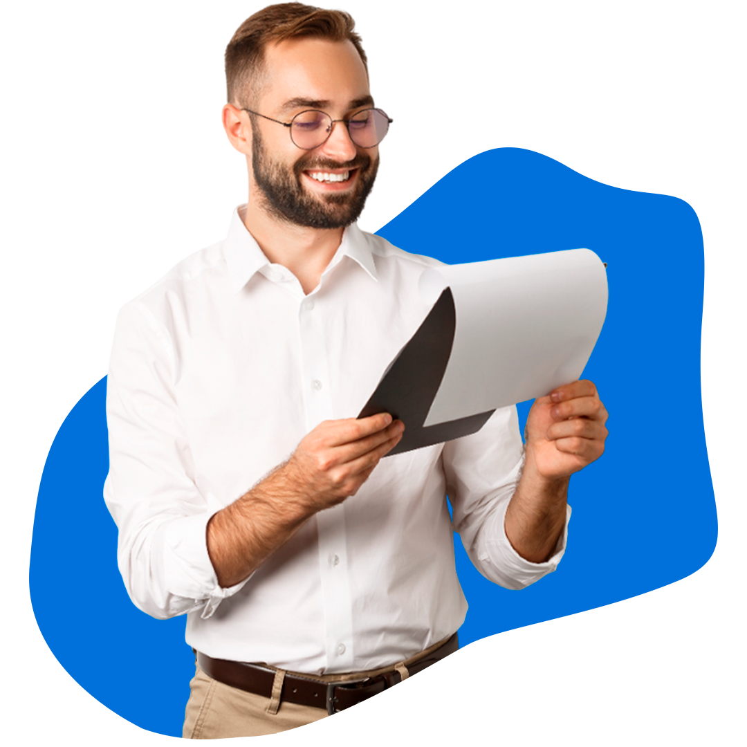 Profissional sorridente consultando dados em tablet